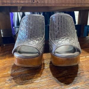 Frye Tamara woven slide.
